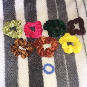7 scrunchies and a hair tie !!